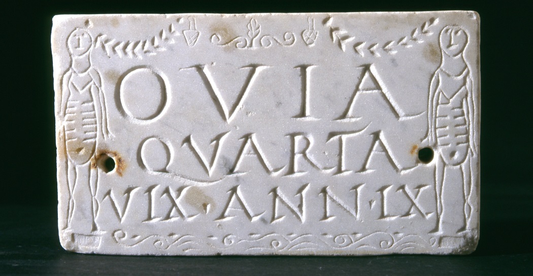 La tabellina di colombario di Ovia Quarta con la rappresentazione delle larvae, Musei Capitolini, Galleria Lapidaria