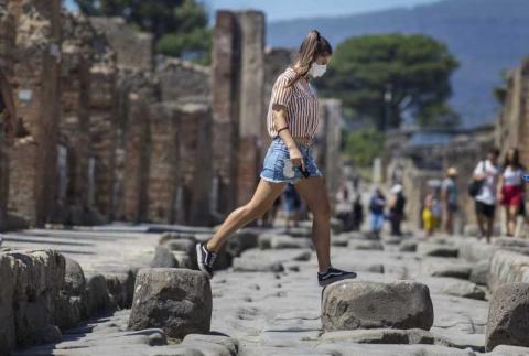 6. Pablo Esparza/Heraldo de México Pompei, 19 agosto 2020. Una giovane ragazza con mascherina salta sull'antico basolato  di Pompei dopo la riapertura dei  siti turistici.
