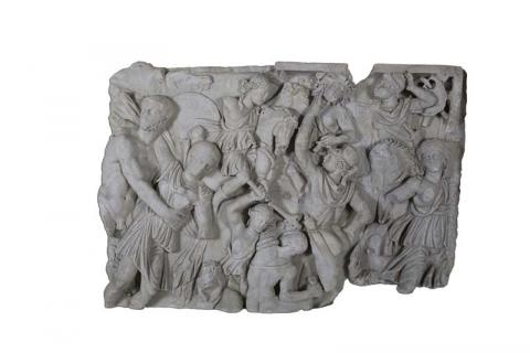 “Frammento di sarcofago con scena di amazzonomachia”, metà III sec. d.C., marmo pario, inv. Ant. Com. 34095, cm 92x133x12 – Roma, Antiquarium Comunale del Celio