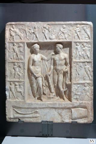 “Ercole e Onfale”, rilievo marmoreo, II sec. d.C., h cm 72, lungh cm 64, largh cm 8, inv. 6683 – Napoli, Museo Archeologico Nazionale