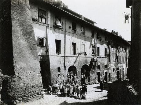 Fotografo non identificato, Via della Consolazione: interno fabbricato prima delle demolizioni 1931 Gelatina bromuro d’argento - Museo di Roma, Archivio Fotografico