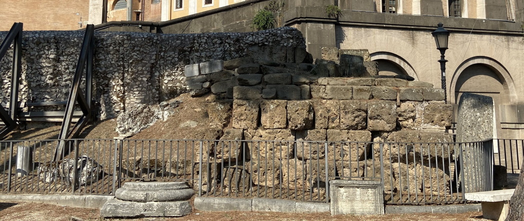 Veduta dei resti archeologici dell'Arce Capitolina: sullo sfondo Chiesa e Monastero di S. Maria in Aracoeli Veduta dei resti archeologici dell'Arce Capitolina: sullo sfondo Chiesa e Monastero di S. Maria in Aracoeli