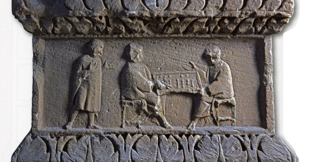 Due personaggi con ludus latrunculorum su un rilievo funerario romano. Treviri, Rheinisches Landesmuseum, inv. 31276, età imperiale. (da C. Breyer, Jeux et jouets à travers les âges, Bruxelles 2010, p. 80) Due personaggi con ludus latrunculorum su un rilievo funerario romano. Treviri, Rheinisches Landesmuseum, inv. 31276, età imperiale. (da C. Breyer, Jeux et jouets à travers les âges, Bruxelles 2010, p. 80)