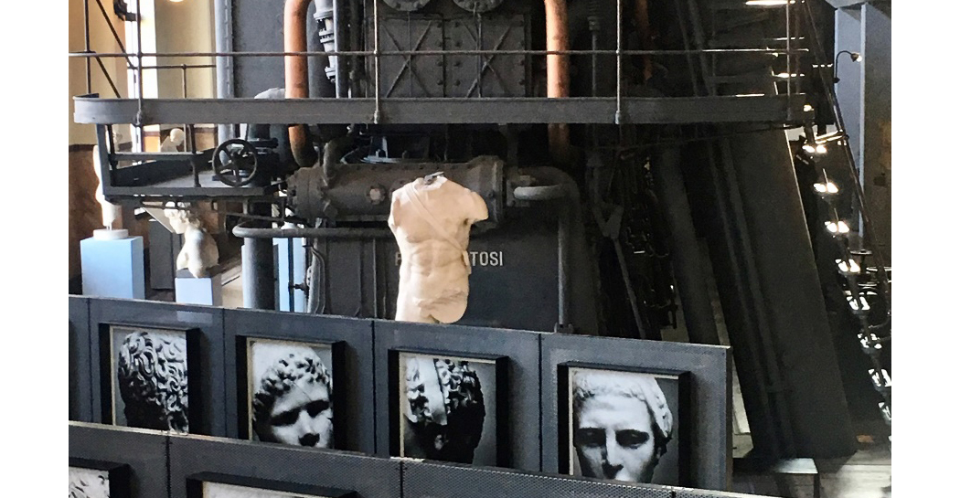 La sala macchine della Centrale Montemartini con le foto di Luigi Spina La sala macchine della Centrale Montemartini con le foto di Luigi Spina