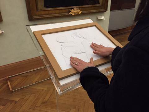 Pannello termoformato del dipinto  “La Buona Ventura” di Caravaggio: particolare di una visita tattile