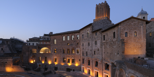 Veduta notturna dei Mercati di Traiano verso via Biberatica