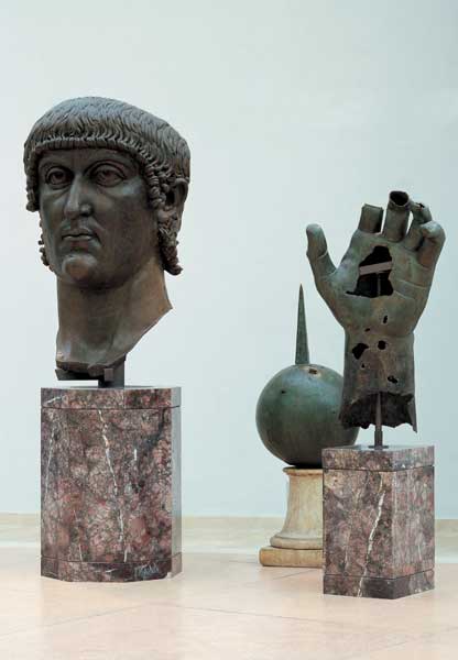 Elementi del colosso bronzeo di Costantino nell’Esedra di Marco Aurelio