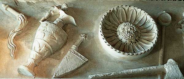 Tabularium - Galleria trasversale, particolare del fregio del Tempio di Vespasiano e Tito