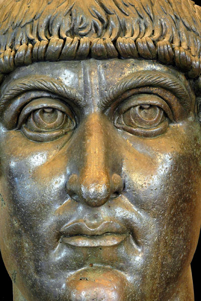 Testa del colosso bronzeo di Costantino, particolare