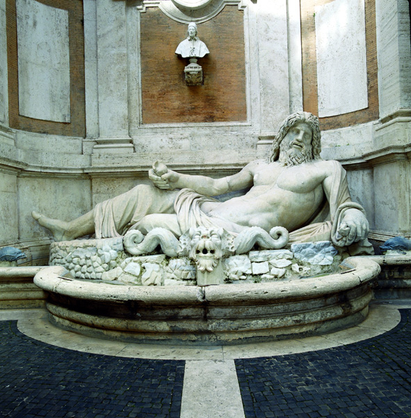 Statua colossale restaurata come Oceano: "Marforio"