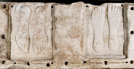 Lastra con due coppie di piedi a rilievo e iscrizione con dedica alla dea Caelestis (III secolo d.C.)