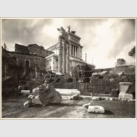 Fotografo non identificato - Podio del tempio di Venere Genitrice e Vittoriano sullo sfondo, novembre 1933 - gelatina bromuro d’argento, mm 173 x 231 - Roma, Museo di Roma - Archivio Fotografico Comunale, AF 22075