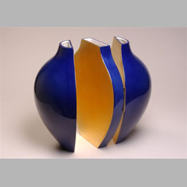 Arman, Interactive Tryptique Vase, creato nel 1987, prodotto nel 2005, h. 37 cm