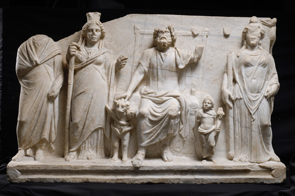 Rilievo con divinità alessandrine. Metà II secolo d.C. Marmo proconnesio. Roma via della Conciliazione (1942). Roma, Musei Capitolini, Centrale Montemartini (inv. S 2425)