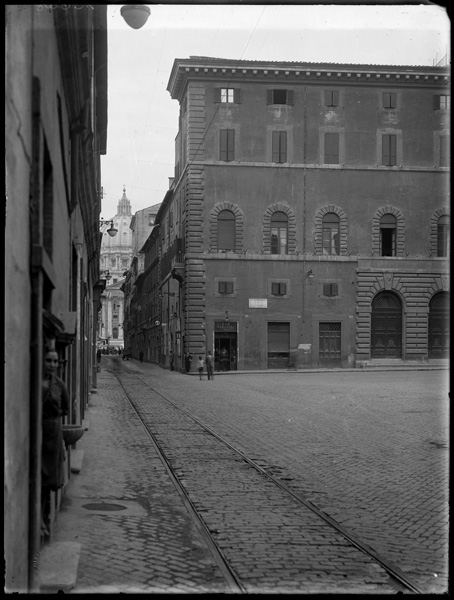 Umberto Sciamanna (1891-1963). Scorcio di Borgo Vecchio inquadrato da piazza Scossacavalli, sulla destra parte di Palazzo dei Convertendi, sul fondo il colonnato e la basilica di San Pietro. 1930. Da negativo su lastra in vetro. Roma, Museo di Roma (inv. XC 6208)
