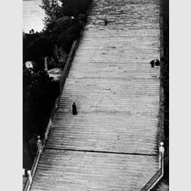 Italia. Roma, Scalini per la Chiesa di Santa Maria Aracoeli. 1949 - © Herbert List/Magnum Photos/Contrasto Italia. Roma, Scalini per la Chiesa di Santa Maria Aracoeli. 1949 - © Herbert List/Magnum Photos/Contrasto