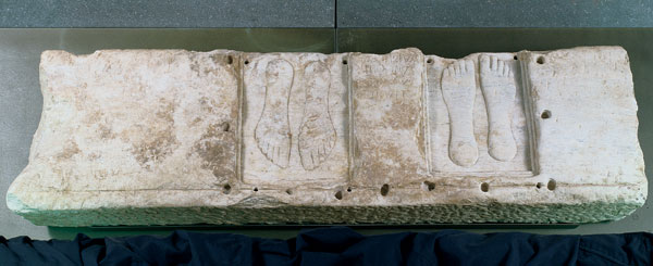 Lastra con due coppie di piedi a rilievo e iscrizione con dedica alla dea Caelestis