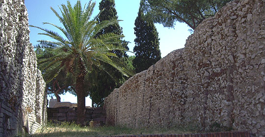 Strutture murarie nel giardino dell'Aracoeli