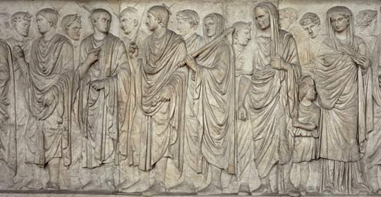 Processione meridionale, i flamines seguiti da Agrippa, il piccolo Gaio Cesare e una figura femminile identificata come Livia o, più probabilmente, Giulia