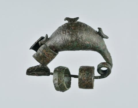 03. AC 12283a. Necropoli dell’Esquilino,Tomba 85, Fibula di bronzo con arco decorato con 3 uccellini, 800-730 a.C. (fase laziale III)