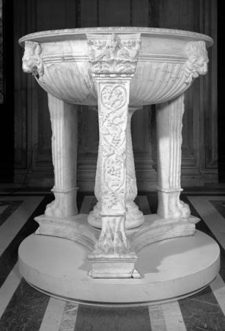 Tripode in marmo, età adrianea,  Paris, Musée du Louvre, inv. MA 990 Foto © Musée du Louvre, Dist. RMN-Grand Palais / image Musée du Louvre