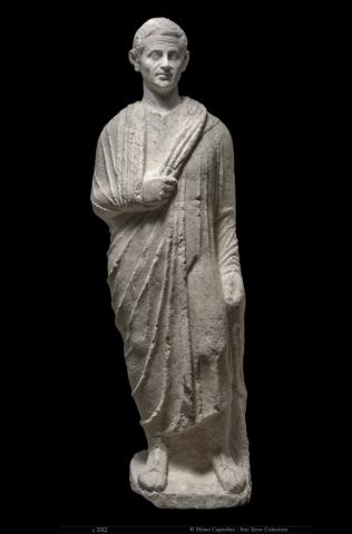 1. Statua di personaggio togato in posizione stante, travertino, metà del I secolo a.C. Roma, Villa Celimontana.  Inv. S 3312, Musei Capitolini, Centrale Montemartini, Magazzino, © Sovrintendenza Capitolina ai Beni Culturali, Musei Capitolini, foto di Zeno Colantoni