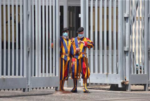 10. Grzegorz Galazka/SIPA Press Città del Vaticano, 24 maggio 2020. Le Guardie Svizzere Pontificie in servizio presso il Cancello del Petriano indossano le mascherine per proteggersi dal coronavirus.