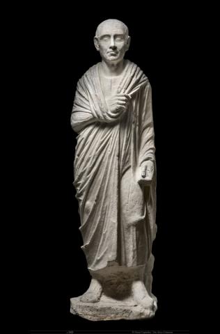 2. Statua di personaggio togato in posizione stante, travertino, metà del I secolo a.C. Roma, Villa Celimontana. Inv. S 3313, Musei Capitolini, Centrale Montemartini, Magazzino, © Sovrintendenza Capitolina ai Beni Culturali, Musei Capitolini, foto di Zeno Colantoni