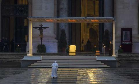 5. Pablo Esparza/Heraldo de México Città del Vaticano, 27 marzo 2020. Papa Francesco cammina sotto la pioggia per impartire la benedizione Urbi et Orbi in una piazza San Pietro inaccessibile e vuota.