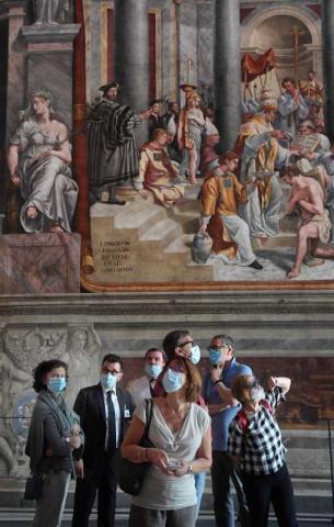 8. Eric Vandeville/Abaca Press Città del Vaticano, 3 giugno 2020. Turisti con mascherina visitano la Sala di Costantino nel giorno della riapertura dei Musei Vaticani. 