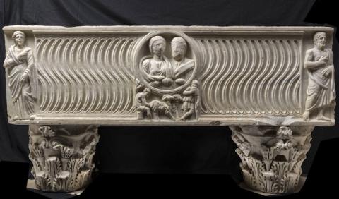 Sarcofago strigilato con i busti dei coniugi