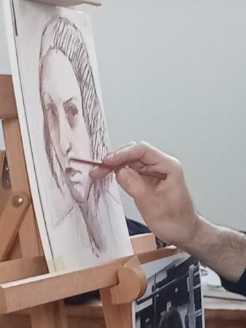 creazione di un ritratto di donna realizzato con grafite e matita color seppia