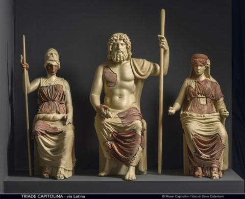 Fig. 1 Ricostruzione di tre figure sedute da un tempio lungo la via Latina. Foto di Zeno Colantoni