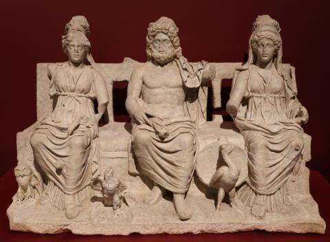 Fig. 3 Gruppo della Triade Capitolina dell’Inviolata (160-180 d.C.). Museo Archeologico ‘Rodolfo Lanciani’, Guidonia Montecelio. Foto Museo