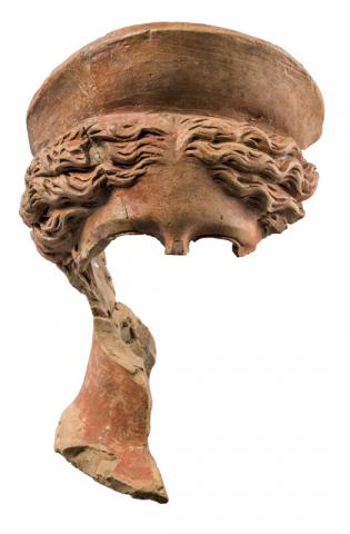 Fig. 4 Testa con diadema e parte del collo di una figura femminile. Foto Zeno Colantoni