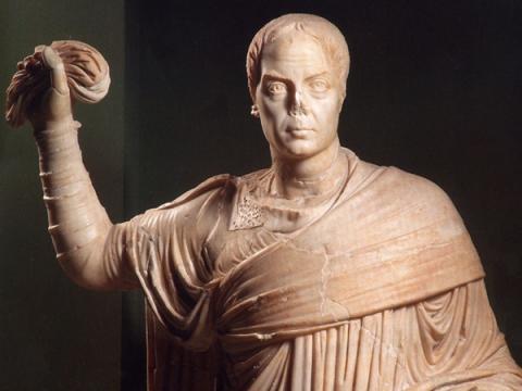Statua di magistrato anziano Statua di magistrato anziano