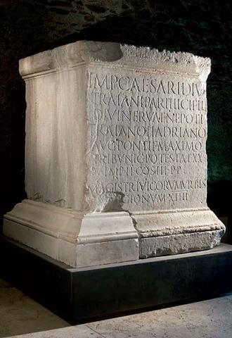 Base di statua dedicata all'imperatore Adriano: Base dei Vicomagistri