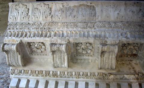 Grande frammento di architrave
