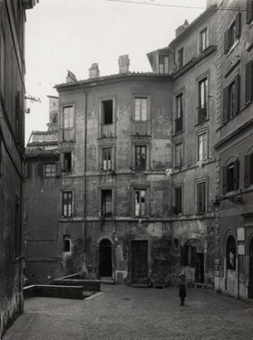 Fotografo non identificato Edifici demoliti in via Monte Tarpeo 1931 Gelatina bromuro d’argento - Museo di Roma, Archivio Fotografico