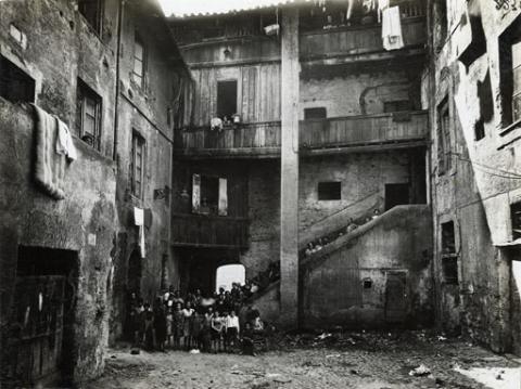 Fotografo non identificato Via della Consolazione: interno fabbricato prima delle demolizioni 1931 Gelatina bromuro d’argento - Museo di Roma, Archivio Fotografico