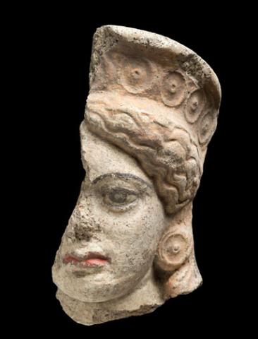 Frammento di antefissa, testa di figura femminile terracotta dipinta - Musei Capitolini