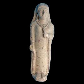 Statuetta femminile in calcare con fiore - Tempio di Afrodite ad Amatunte, Limassol: Periodo Cipriota Arcaico II (Museo del Distretto di Limassol)