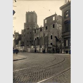 Filippo Reale ( Roma 1878 - 1962) - Via 4 Novembre durante le demolizioni ai Mercati di Traiano, 1928 - gelatina bromuro d’argento, mm 257 x 179 - Roma, Museo di Roma - Archivio Fotografico Comunale, AF 18994