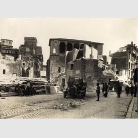 Filippo Reale (Roma 1878-1962) - Demolizioni in via Alessandrina, marzo 1930 - gelatina bromuro d’argento, mm 195 x 258 - Roma, Museo di Roma - Archivio Fotografico Comunale, AF 20780