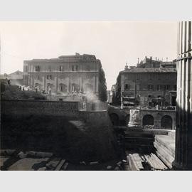 Fotografo non identificato - Demolizioni per l’isolamento del foro di Augusto, ottobre 1930 - gelatina bromuro d’argento, mm 196 x 255 - Roma, Museo di Roma - Archivio Fotografico Comunale, AF 18792