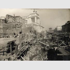 Fotografo non identificato - Lavori durante l’isolamento del foro di Cesare, marzo 1932 - gelatina bromuro d’argento, mm 171 x 229 - Roma, Museo di Roma - Archivio Fotografico Comunale, AF 22043