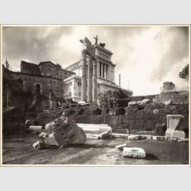 Fotografo non identificato - Podio del tempio di Venere Genitrice e Vittoriano sullo sfondo, novembre 1933 - gelatina bromuro d’argento, mm 173 x 231 - Roma, Museo di Roma - Archivio Fotografico Comunale, AF 22075