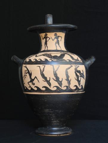 Hydria etrusca a figure nere raffigurante il mito dei pirati etruschi trasformati in delfini da Dioniso, attribuita al pittore di Micali VI sec. a.C., recupero Carabinieri Tutela Patrimonio Culturale