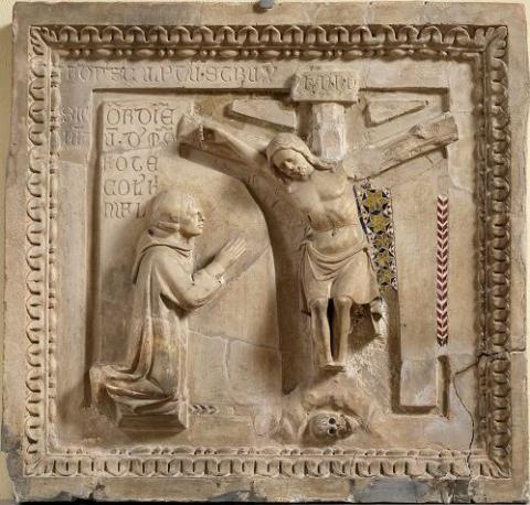 Nicola da Monteforte, 1311 Nicola da Monteforte ai piedi del crocifisso, scultura frammentaria in marmo, Benevento Museo del Sannio