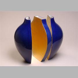 Arman, Interactive Tryptique Vase, creato nel 1987, prodotto nel 2005, h. 37 cm